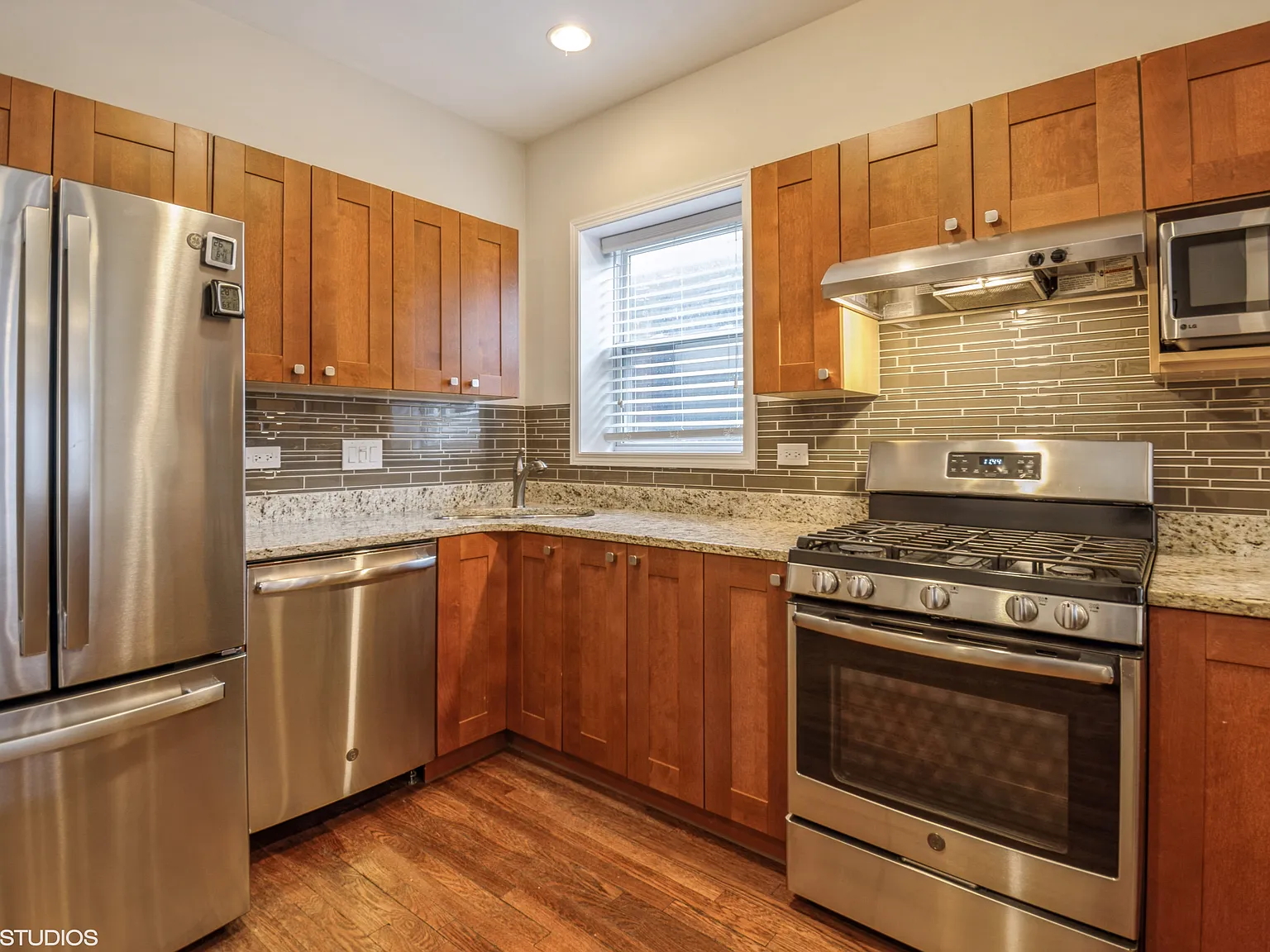3 bed, 2000 sqft, $3,250 — Photo 2