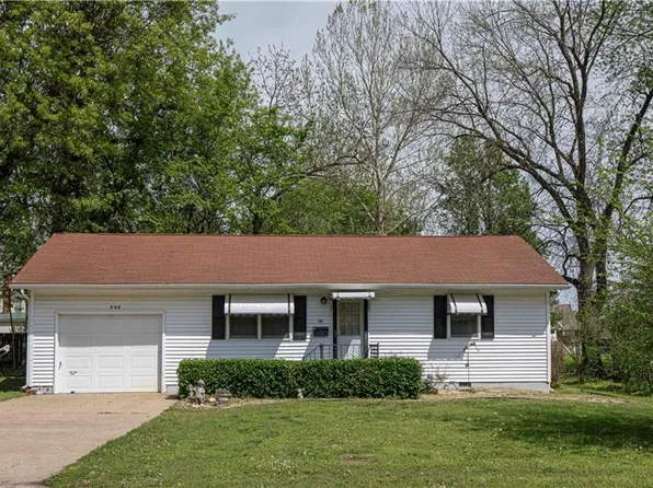 802 Cherry St, Lamar, MO 64759