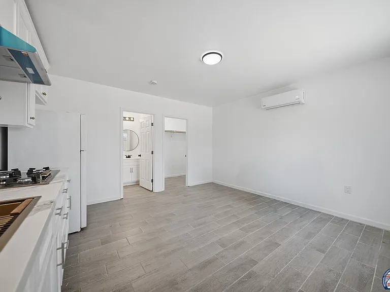 1077 Wozencraft St #3 — Photo 6