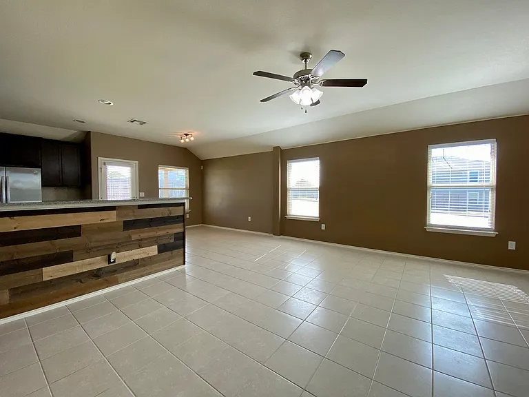 466 Eagle Brook Ln — Photo 5