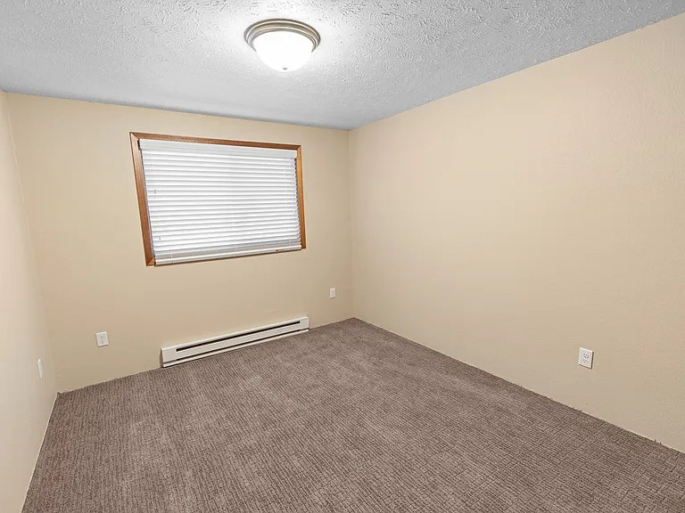 Lyons Court Apartments — Photo 27