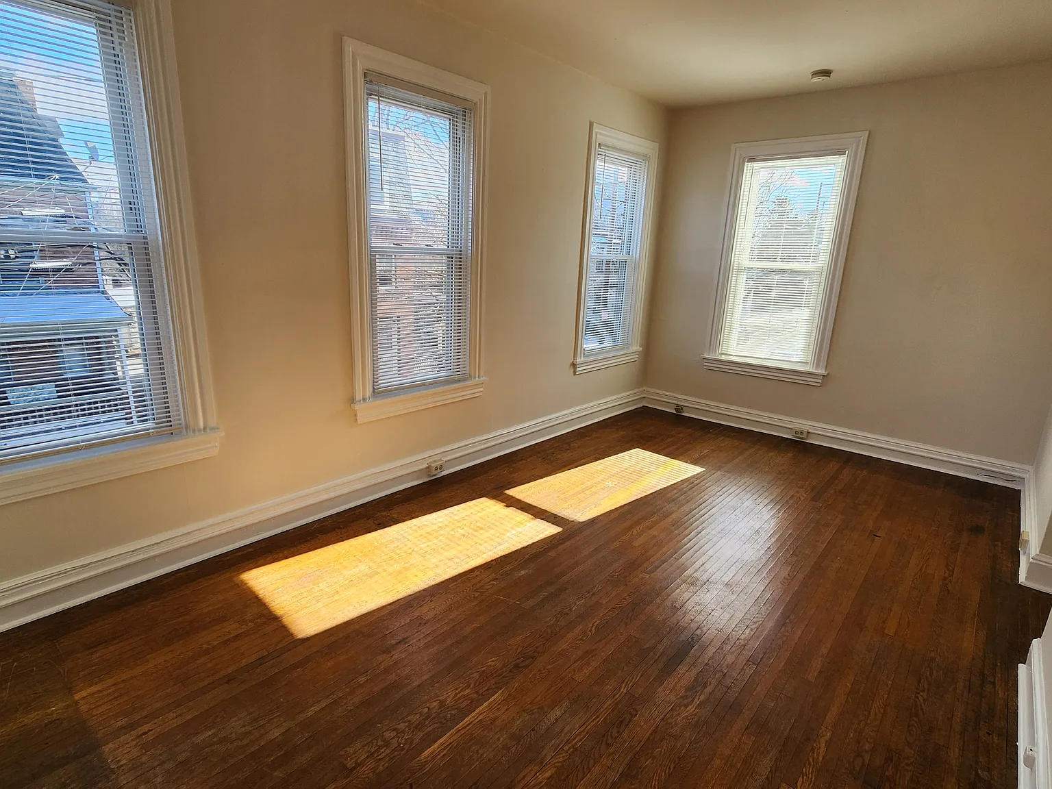 1 bed, 900 sqft, $1,350 — Photo 1