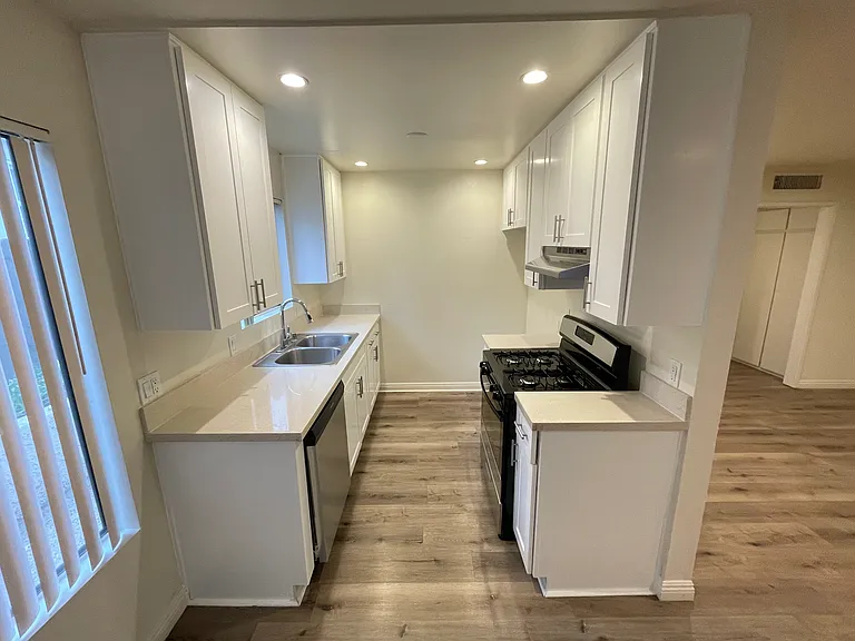 1049 Winchester Ave — Photo 4