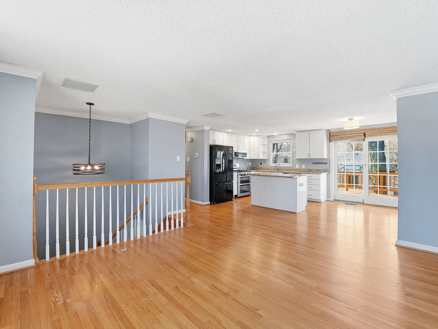 3 bed, 1028 sqft, $3,300 — Photo 2