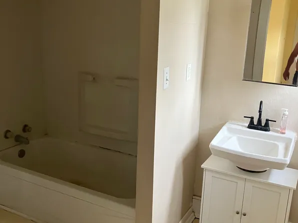 315 E 6th St #305, Gilman, IL 60938