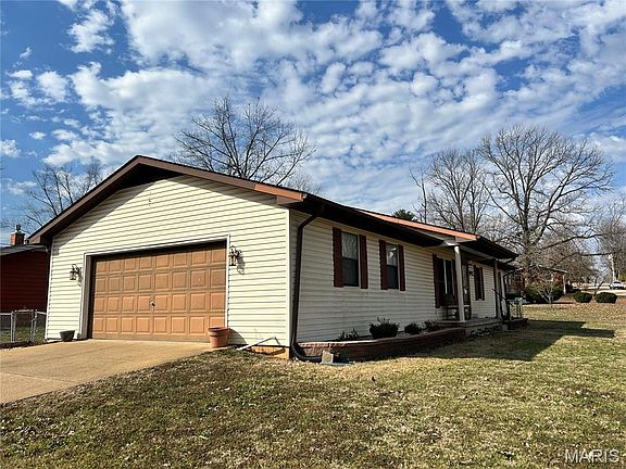 5th image of 102 Laura St