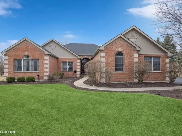7901 Redtail Dr, Crystal Lake, IL 60014