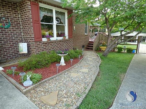 More of the pretty yard.