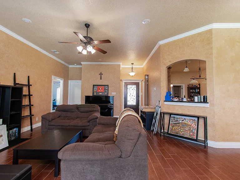2513 Jackson Dr — Photo 2