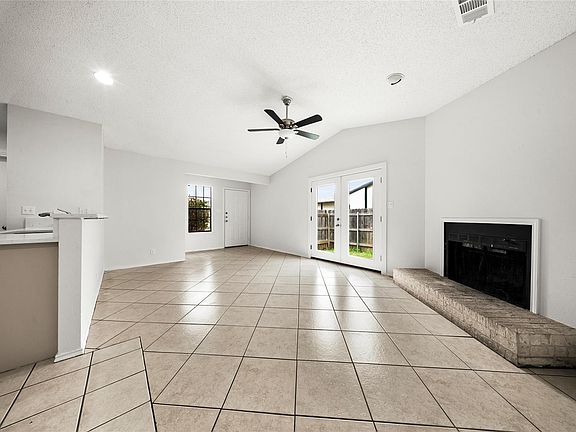 2nd image of 808 Lloyd Ln