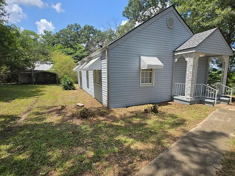 3212 Oakland Ave — Photo 1