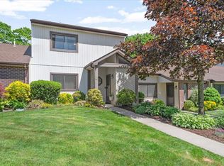 10 Sheila Ct, Holtsville, NY 11742