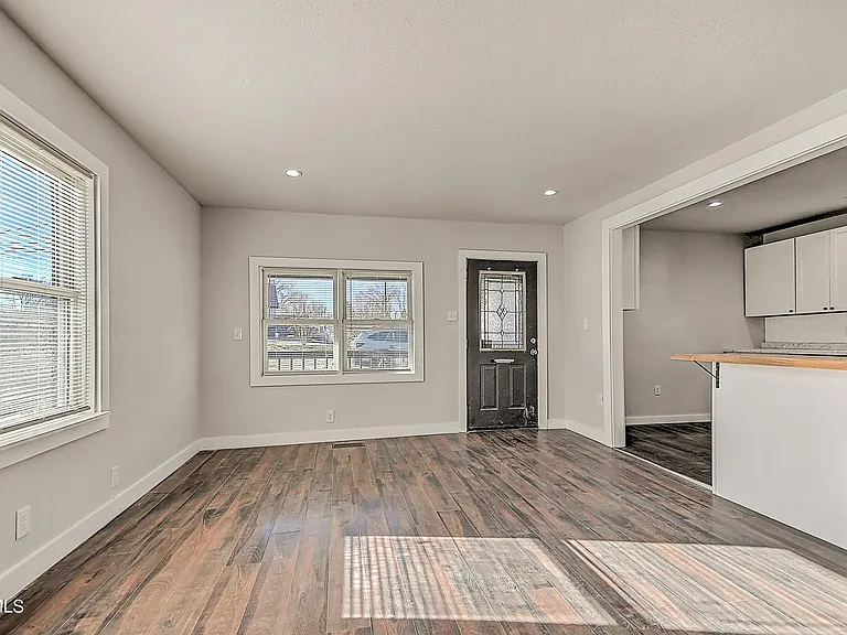 488 Virgil Ave — Photo 6
