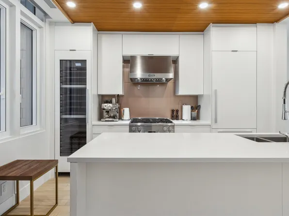 6691 Nelson Ave #202, West Vancouver, BC V7W 1Z9