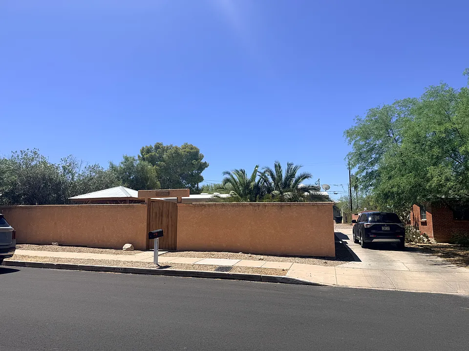 1532 E Edison St #2
