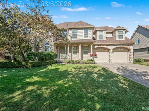 49235 Yale Dr, Macomb, MI 48044