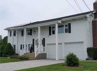 33 Meadow Dr, Waterford, CT 06385