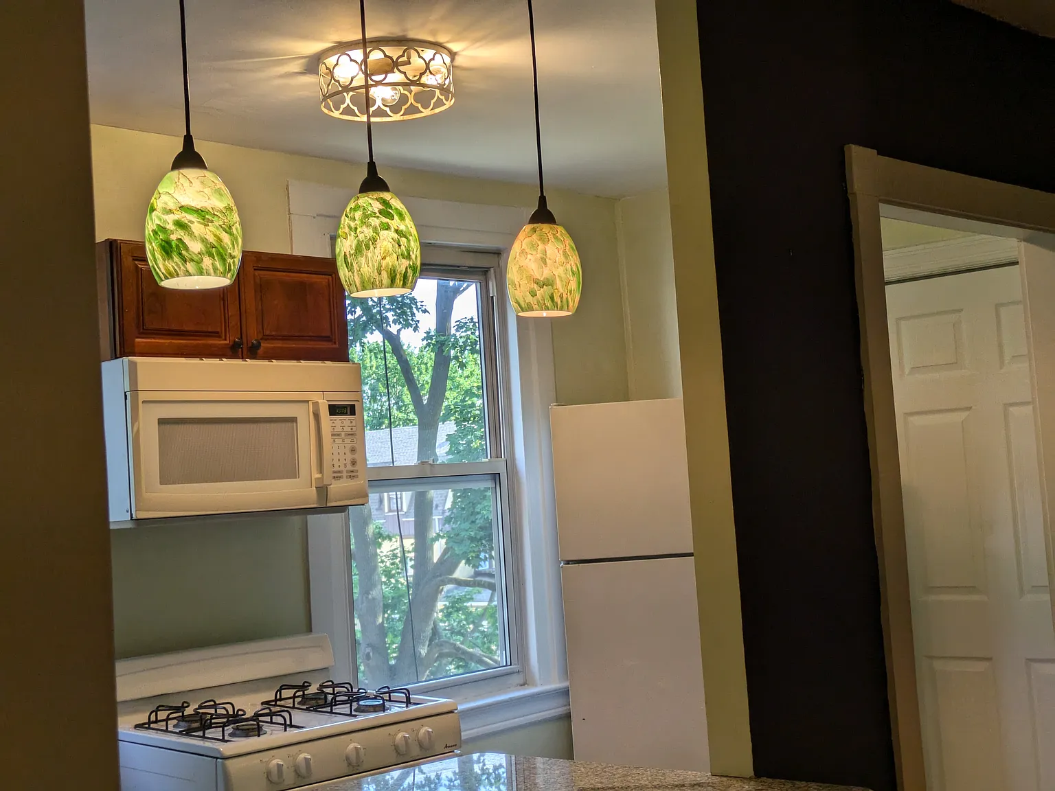 2 bed, 1000 sqft, $1,815 — Photo 2