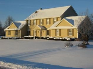 W281N7023 Huntington St, Hartland, WI 53029