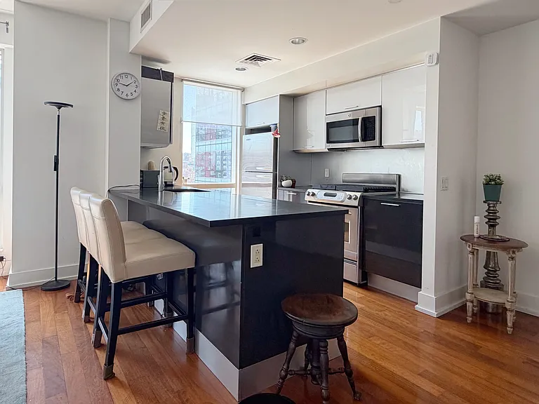 350 W 42nd St #22G — Photo 4