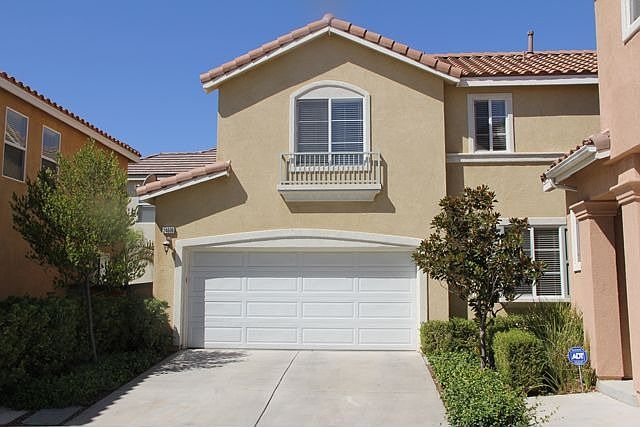 Front entrance view w/drivew