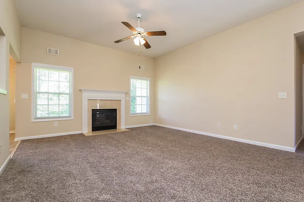 3 bed, 2.0 bath, 1386 sqft, $2,045 — Photo 3