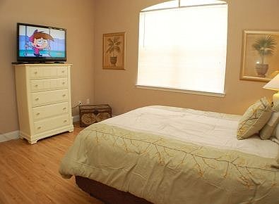 TR3C324-queen-bed-view