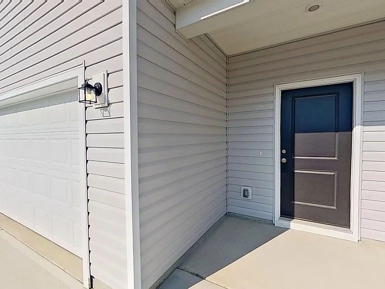 1095 Hanson Dr — Photo 2
