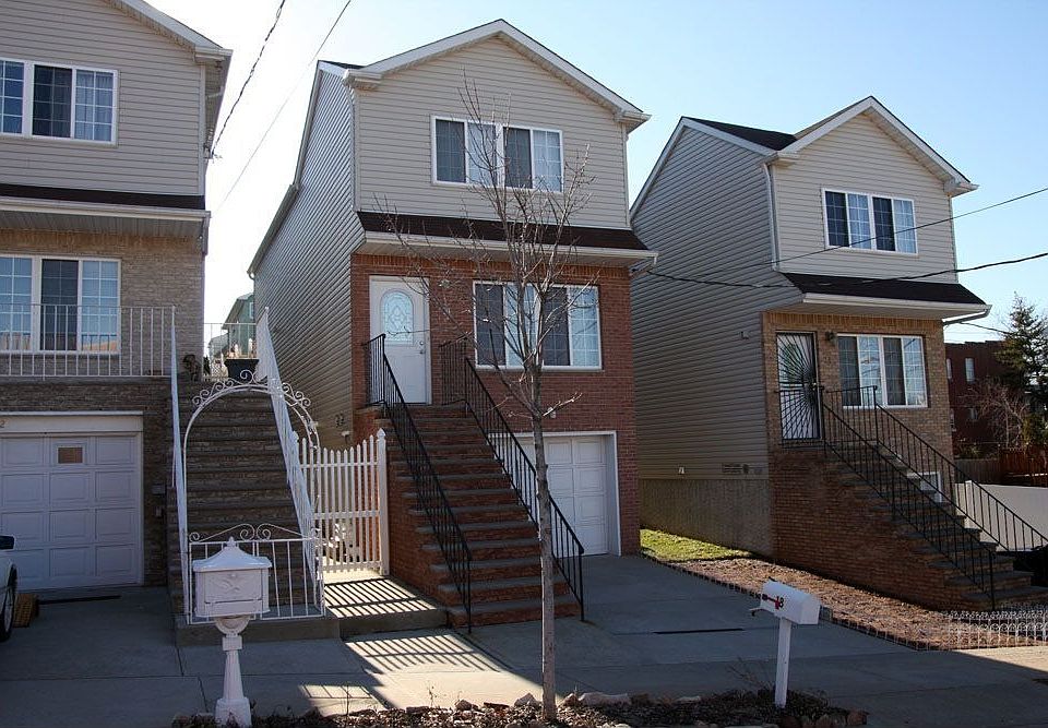 Fully Detached House in Rosebank
