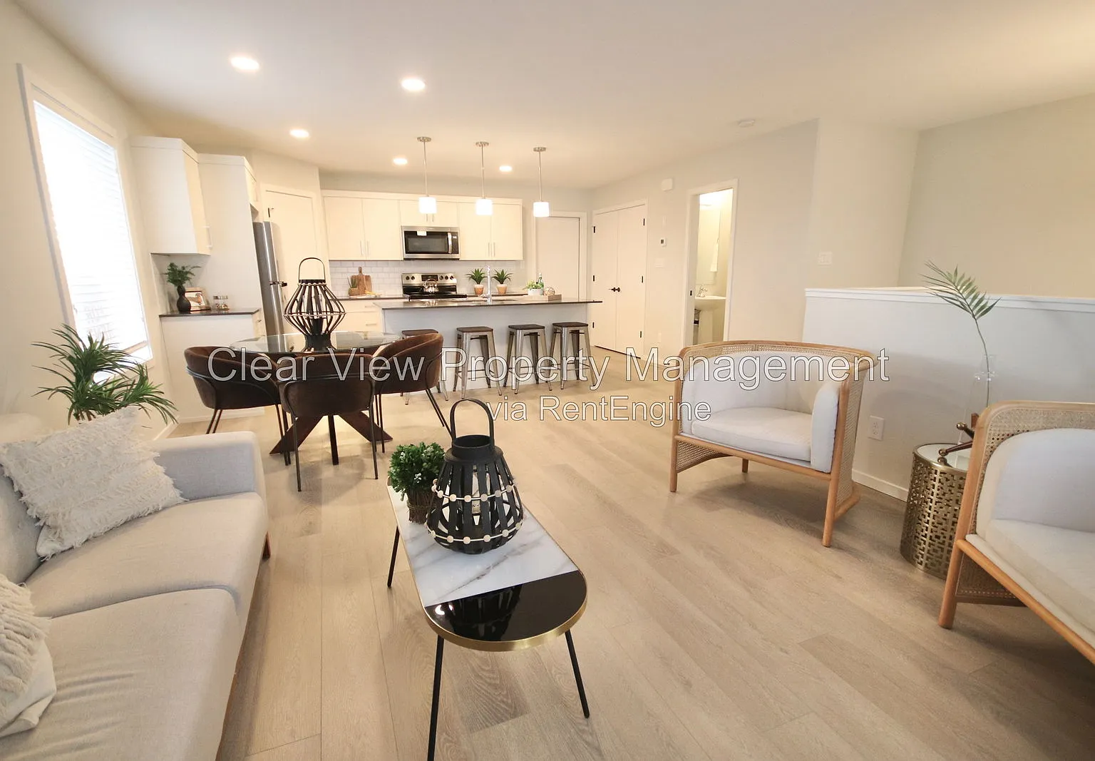 3 bed, 1.5 bath, 1200 sqft, $1,999 — Photo 2