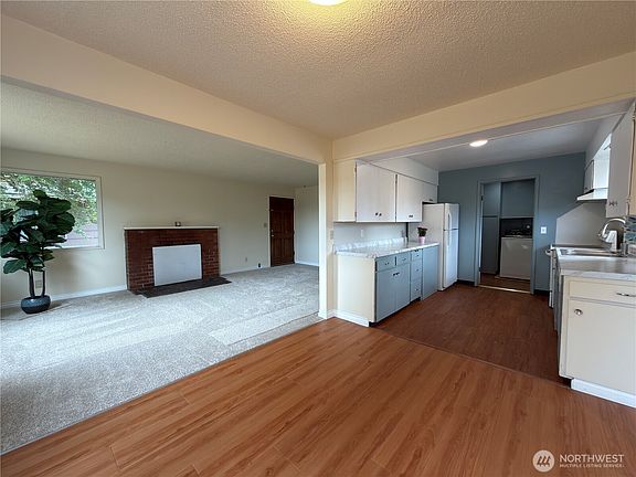 4th image of 814 W 11th Street