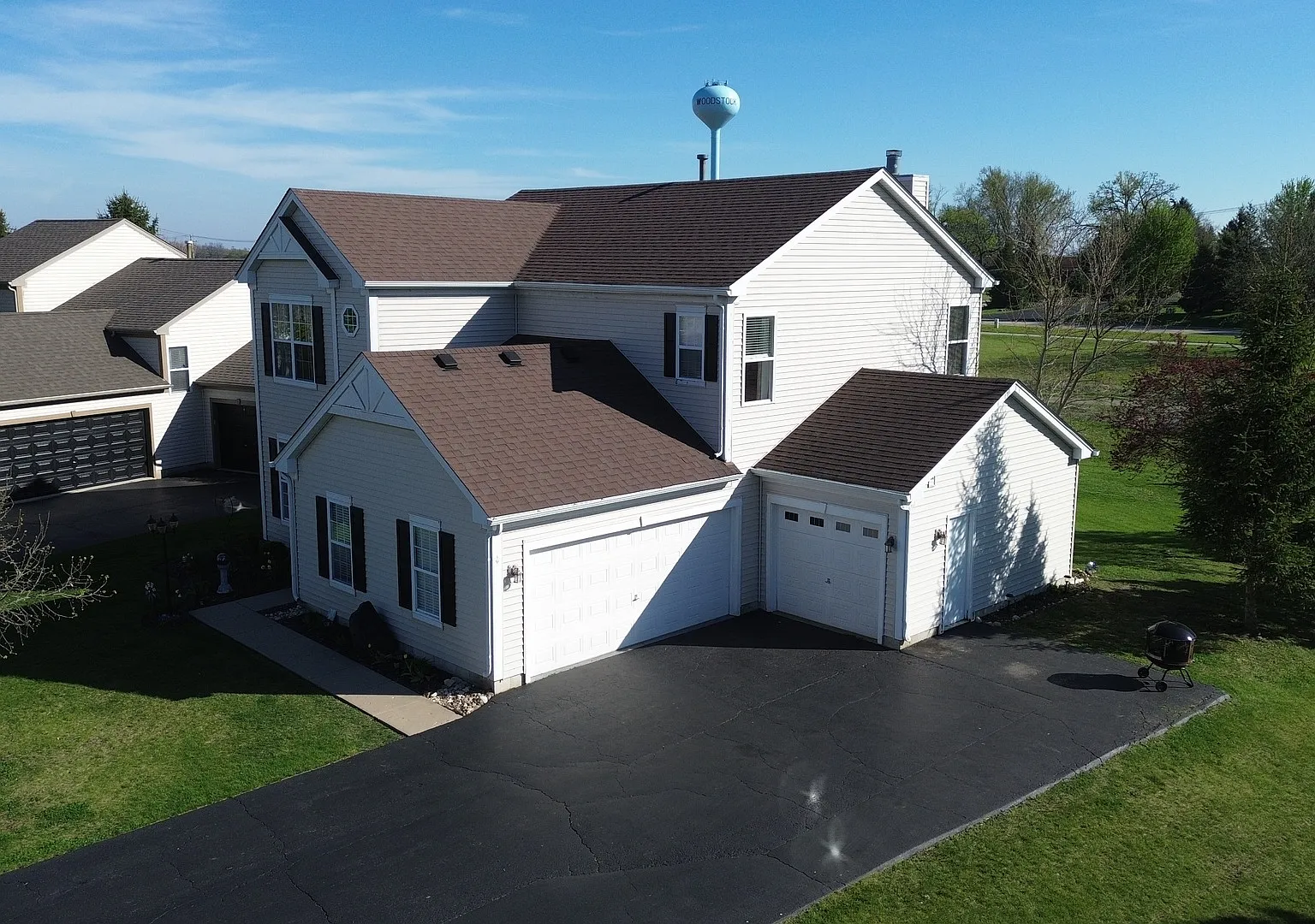 4 bed, 2.5 bath, 3489 sqft, $3,000 — Photo 2