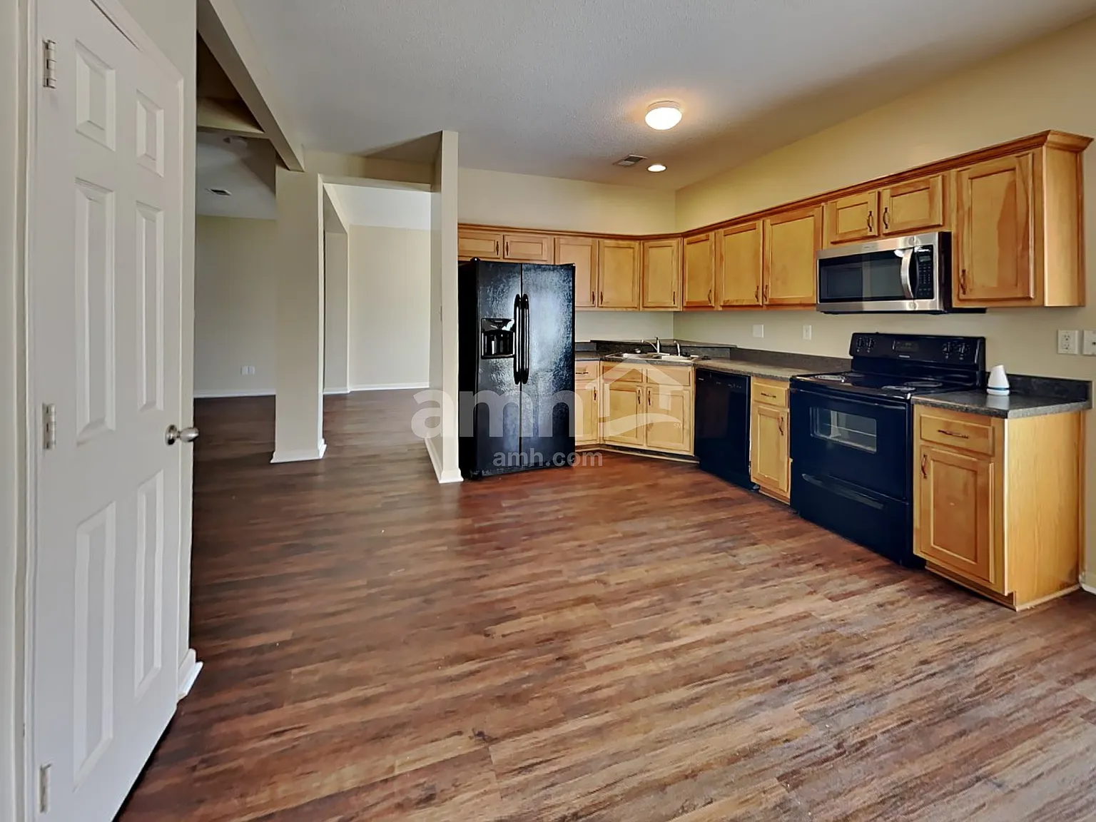 3 bed, 2.5 bath, 2333 sqft, $2,340 — Photo 3