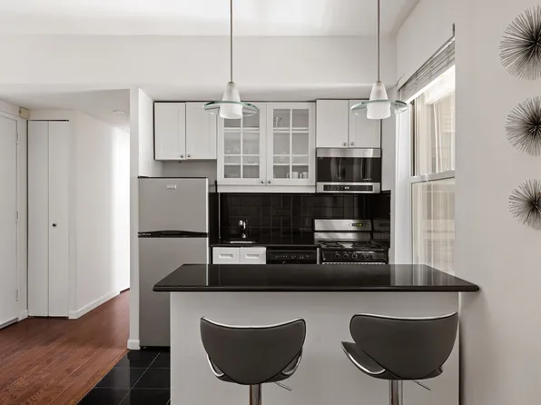 150 West 51st Street 1017 image 3 of 5