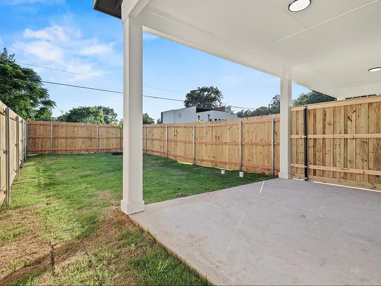 3523 S Harwood St — Photo 10