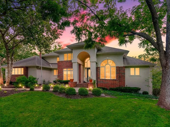 10724 S Oakcrest Ln, Olathe, KS 66061
