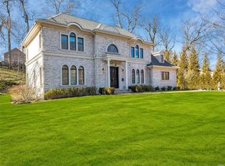 26 Spring Ln #A, Great Neck, NY 11024