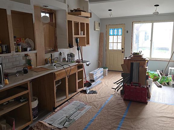 5th image of 2134 Centre St