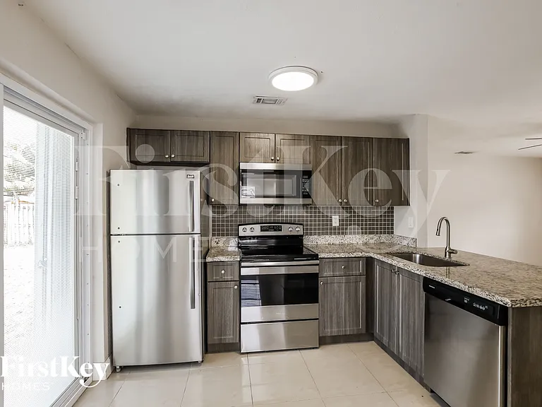 2550 NE 8th Ave — Photo 7
