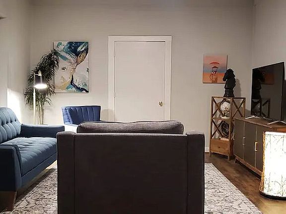 4th image of 1009 W Jackson St