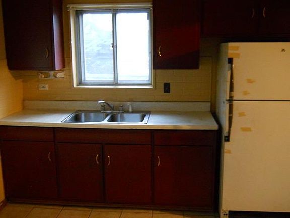 3rd image of 944 Williams St
