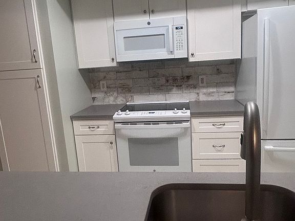 3rd image of 413 Greenhill Ct