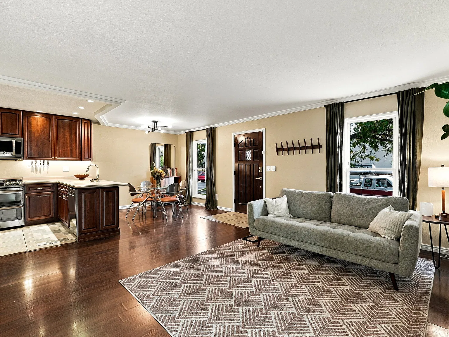 3 bed, 1848 sqft, $3,000 — Photo 3