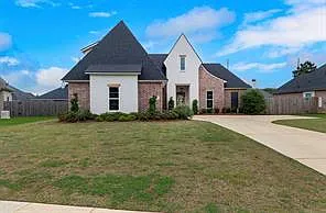 4 bed, 3.0 bath, 2300 sqft, $3,200 — Photo 2