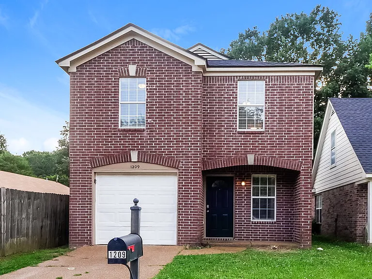 1209 Calebs Ridge Dr — Photo 1