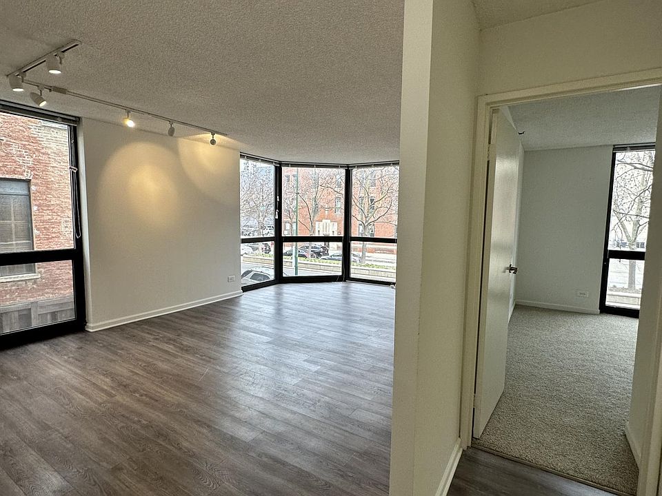 1st image of 1034 N La Salle Dr #210