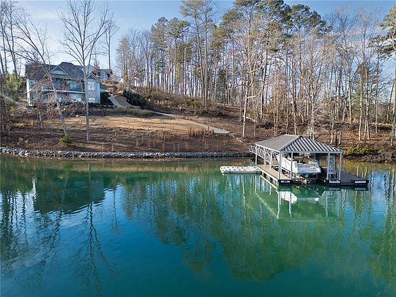 3rd image of 104 Hunter Hill Cir