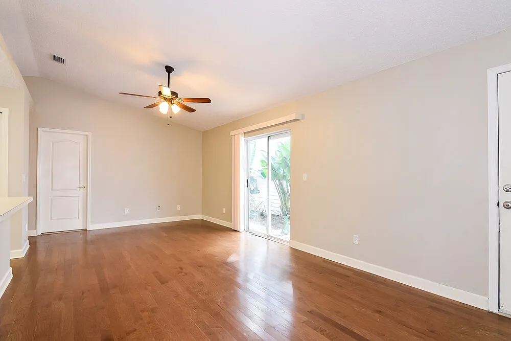 3 bed, 2.0 bath, 1070 sqft, $1,825 — Photo 4