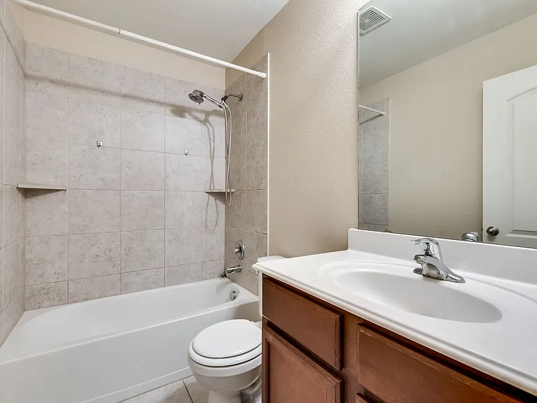 2106 Bluebell Dr — Photo 4
