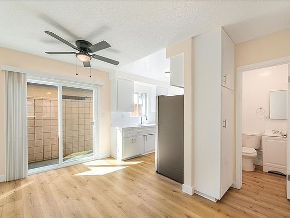 3rd image of 1256 W Gardena Blvd APT 4